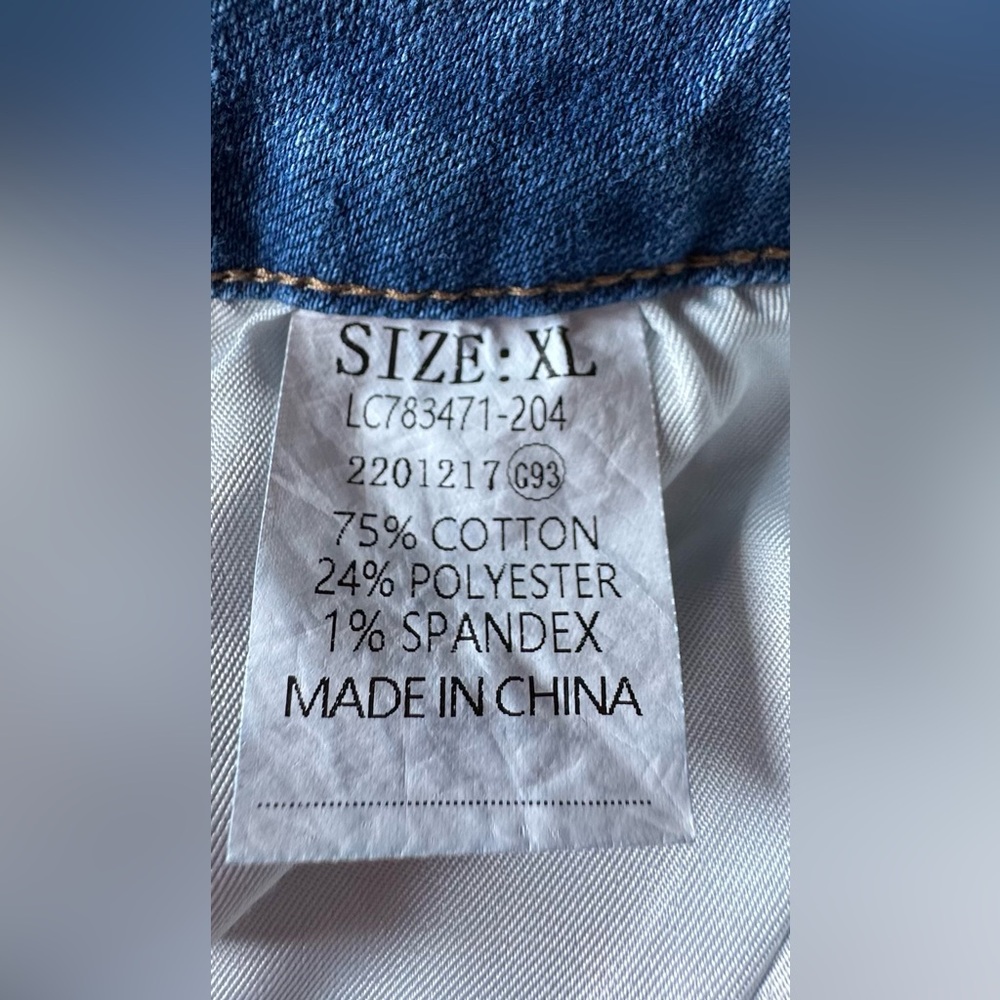 Women’s Distressed Capri’s - Size XL -
Pre-Loved - Picture 3 of 4